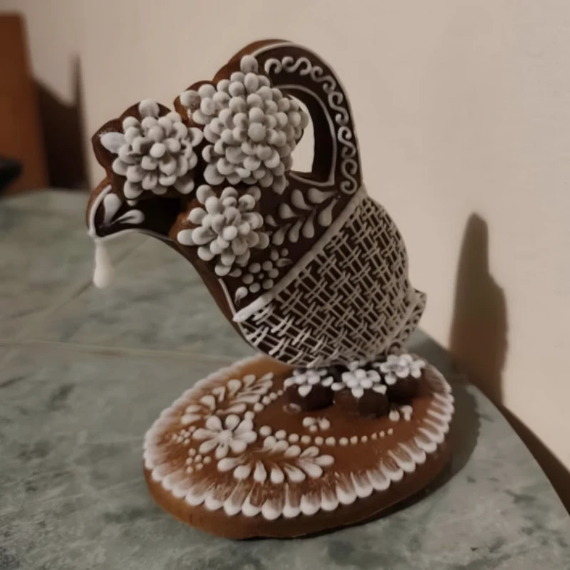 Hand-decorated gingerbread heart — Daniela