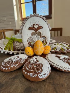 Velikonoční perníky, 3D sestava, zdobené bílým vyšíváním, krajkou a základními prvky zdobení.